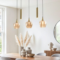 Modern pendellampa Eloi med två guldfärgade GU10-spotlights och tre skärmar i amberfärgat glas, fem lampor