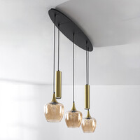 Modern pendellampa Eloi med två guldfärgade GU10-spotlights och tre skärmar i amberfärgat glas, fem lampor