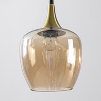 Modern pendellampa Eloi med två guldfärgade GU10-spotlights och tre skärmar i amberfärgat glas, fem lampor
