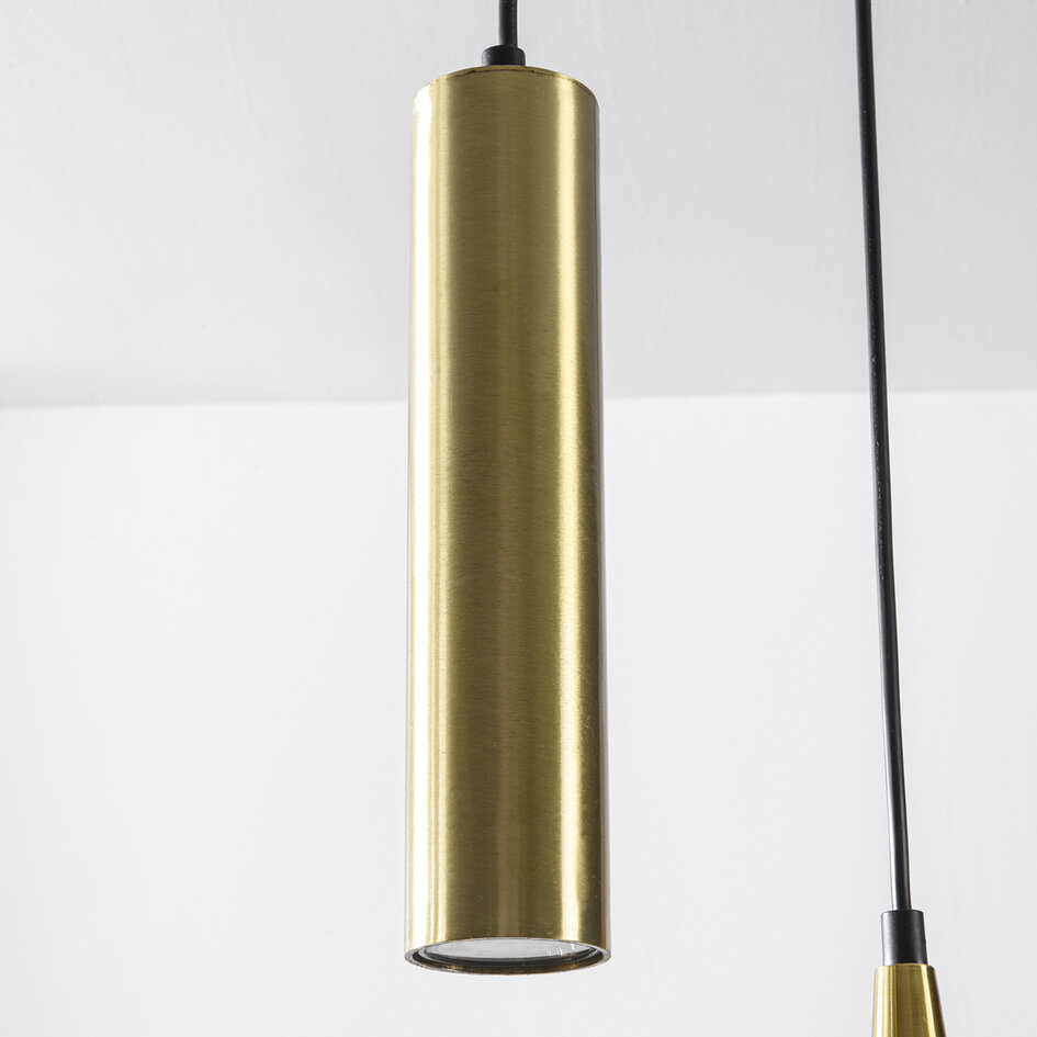 Modern pendellampa Eloi med två guldfärgade GU10-spotlights och tre skärmar i amberfärgat glas, fem lampor