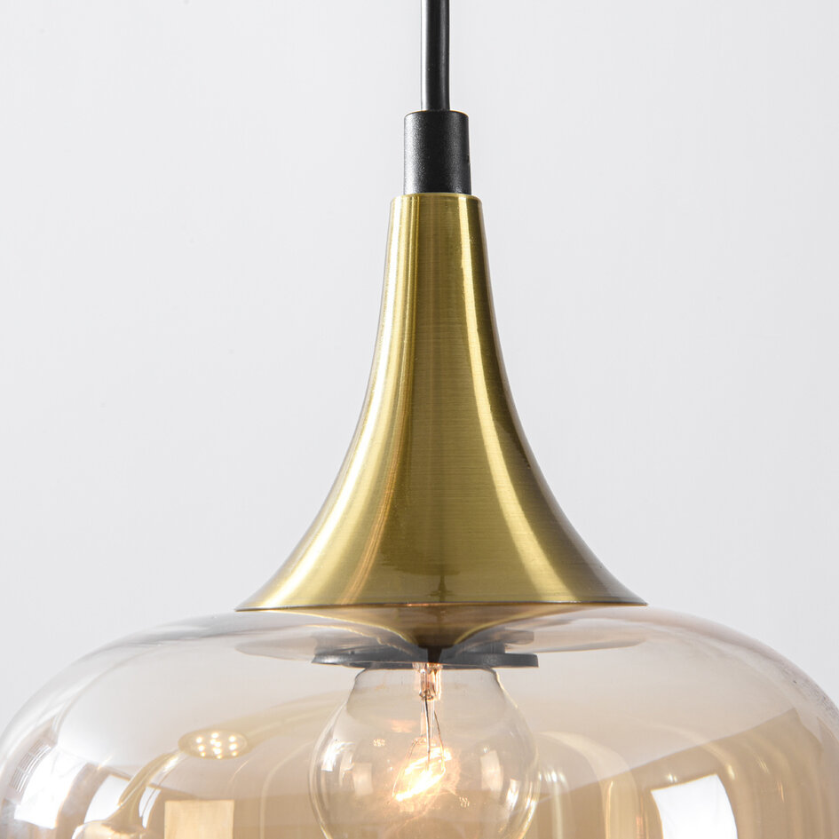 Modern pendellampa Eloi med två guldfärgade GU10-spotlights och tre skärmar i amberfärgat glas, fem lampor
