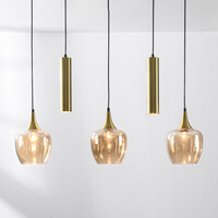 Modern pendellampa Eloi med två guldfärgade GU10-spotlights och tre skärmar i amberfärgat glas, fem lampor