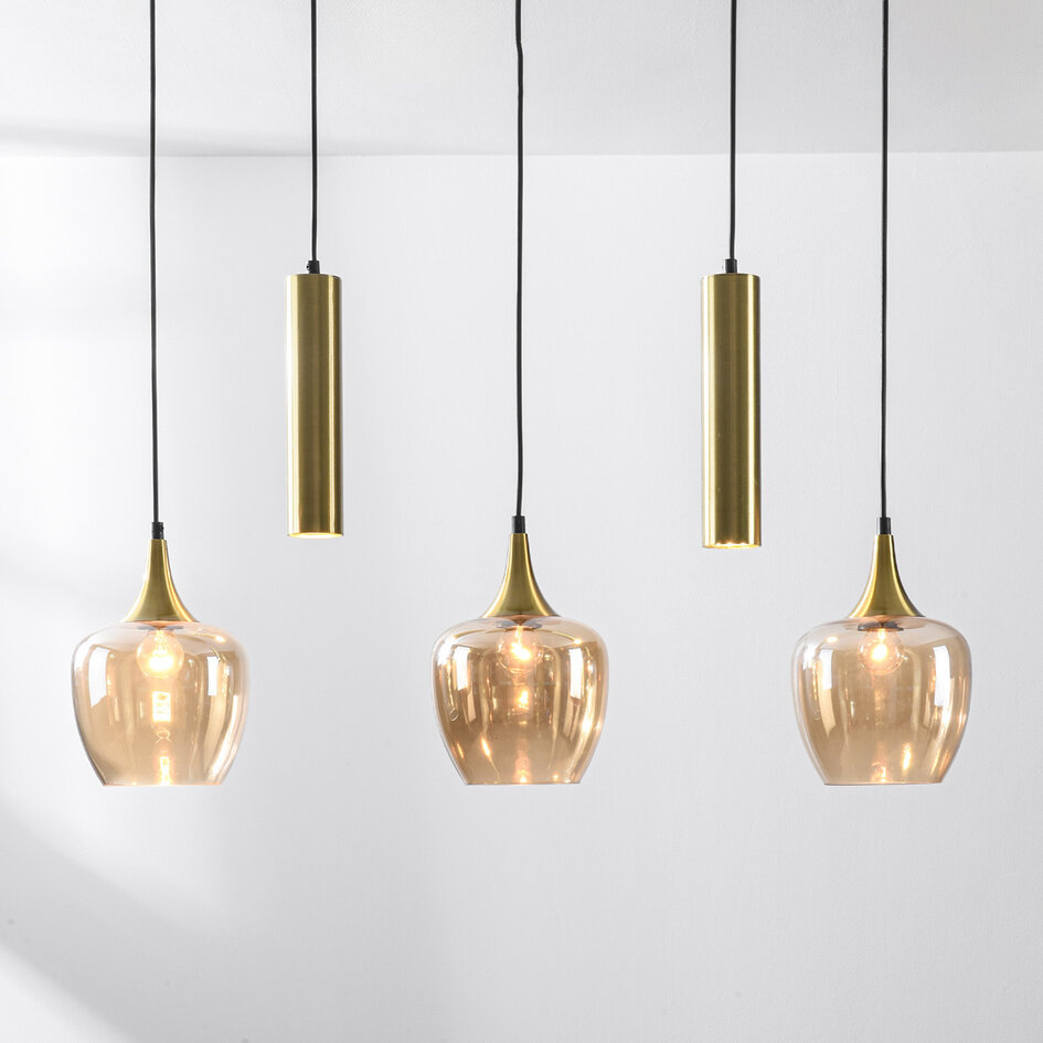 Modern pendellampa Eloi med två guldfärgade GU10-spotlights och tre skärmar i amberfärgat glas, fem lampor