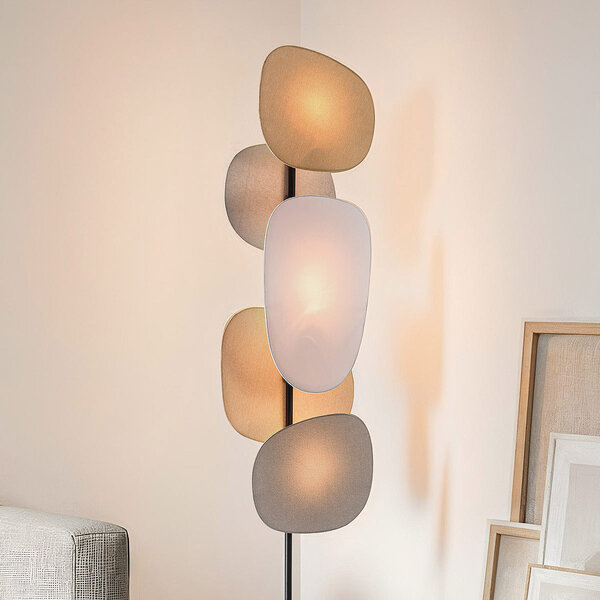 Golvlampa Velore med naturfärgade linneskärmar i mjuka, ljusa nyanser