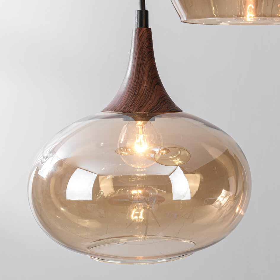 Design taklampa Zian – 3-ljus svart med trälook och bärnstensfärgat glas i olika former