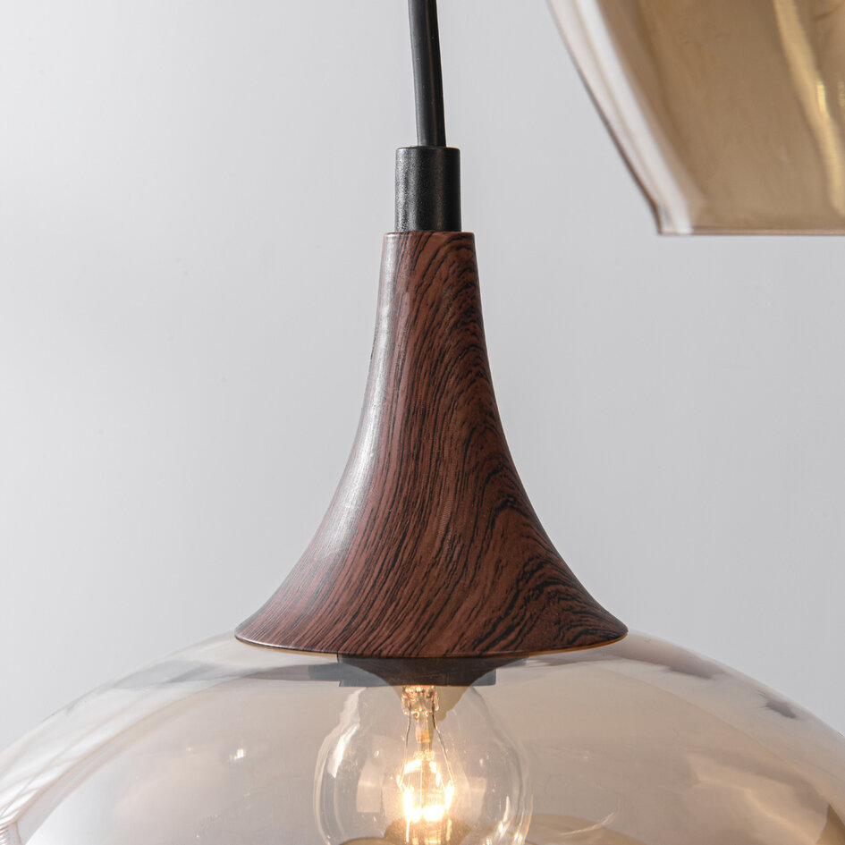 Design taklampa Zian – 3-ljus svart med trälook och bärnstensfärgat glas i olika former