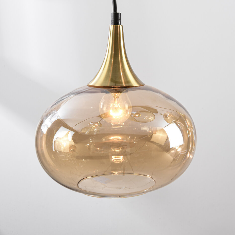 Pendellampa Cael med åtta lampor - guld med amberfärgat glas