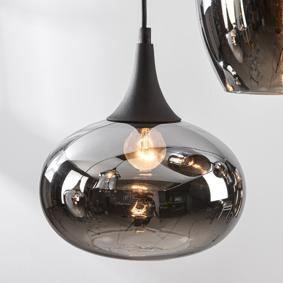 Pendellampa Cael med åtta lampor - svart med rökglas och spegeleffekt