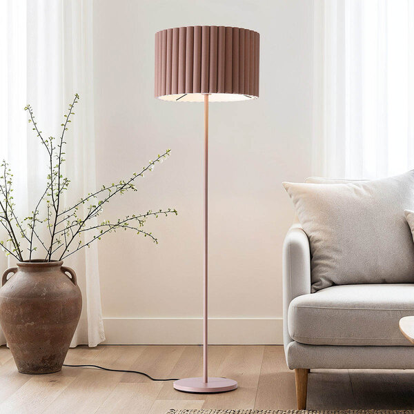 Golvlampa Ribella med räfflad lampskärm - mockabrun