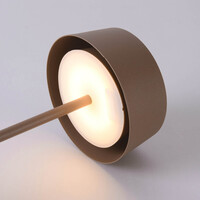 Uppladdningsbar bordslampa Auris i taupe med integrerad dimbar LED