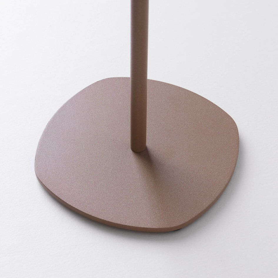 Uppladdningsbar bordslampa Auris i taupe med integrerad dimbar LED