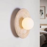 Elegant vägglampa Arto i travertin (natursten) och mjölkvitt glas