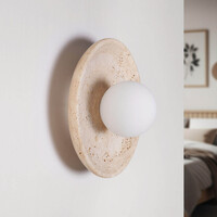 Elegant vägglampa Arto i travertin (natursten) och mjölkvitt glas