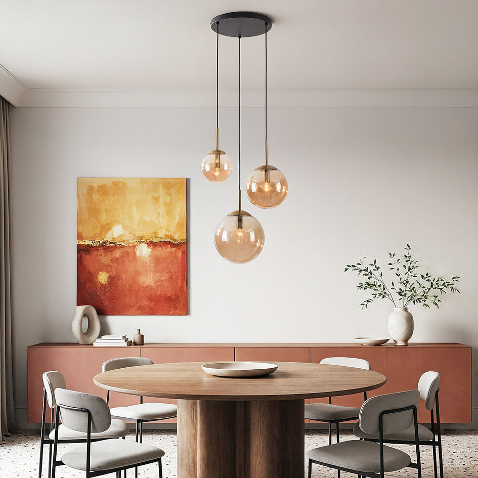 Pendellampa Marui med tre kulor i amberfärgat glas och guldaccenter