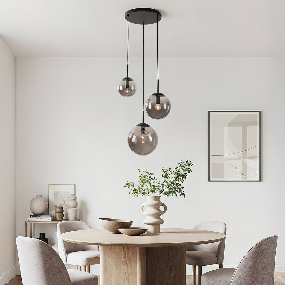 Modern pendellampa Marui i svart med tre kulor i rökfärgat glas