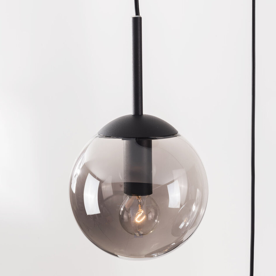 Modern pendellampa Marui i svart med tre kulor i rökfärgat glas