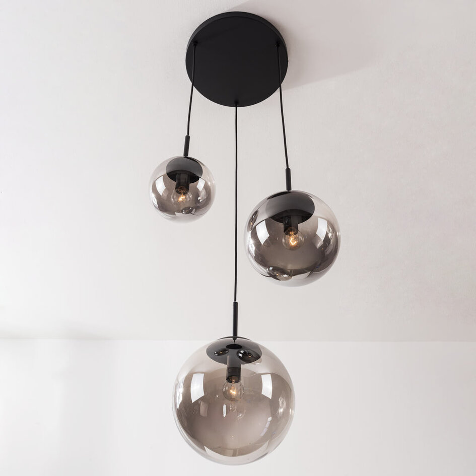 Modern pendellampa Marui i svart med tre kulor i rökfärgat glas