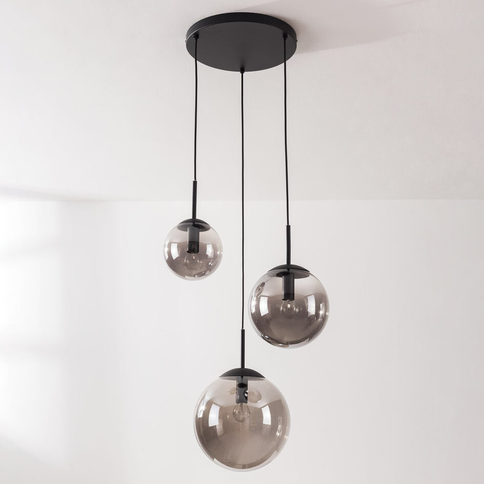 Modern pendellampa Marui i svart med tre kulor i rökfärgat glas