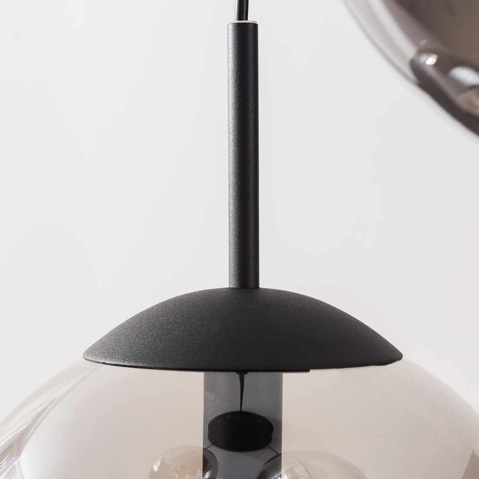 Modern pendellampa Marui i svart med tre kulor i rökfärgat glas