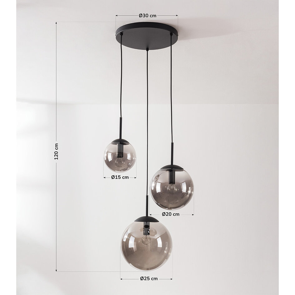 Modern pendellampa Marui i svart med tre kulor i rökfärgat glas