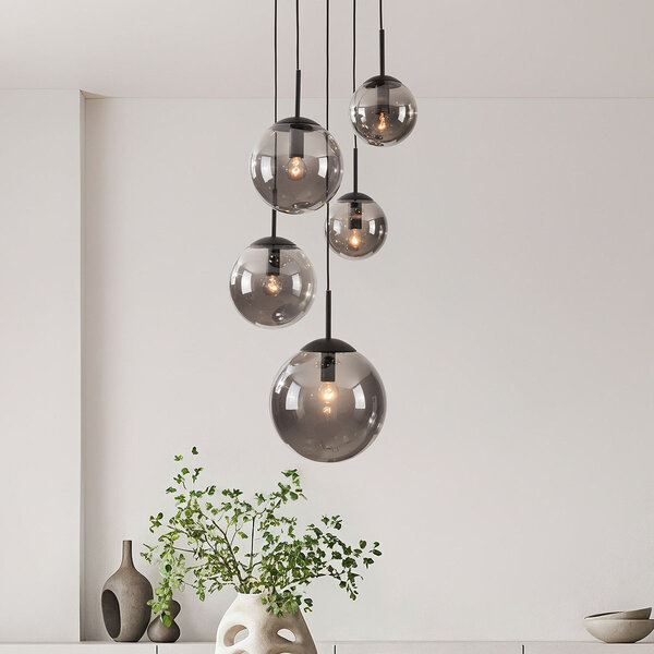 Pendellampa Marui med fem kulor i rökfärgat glas och svarta detaljer