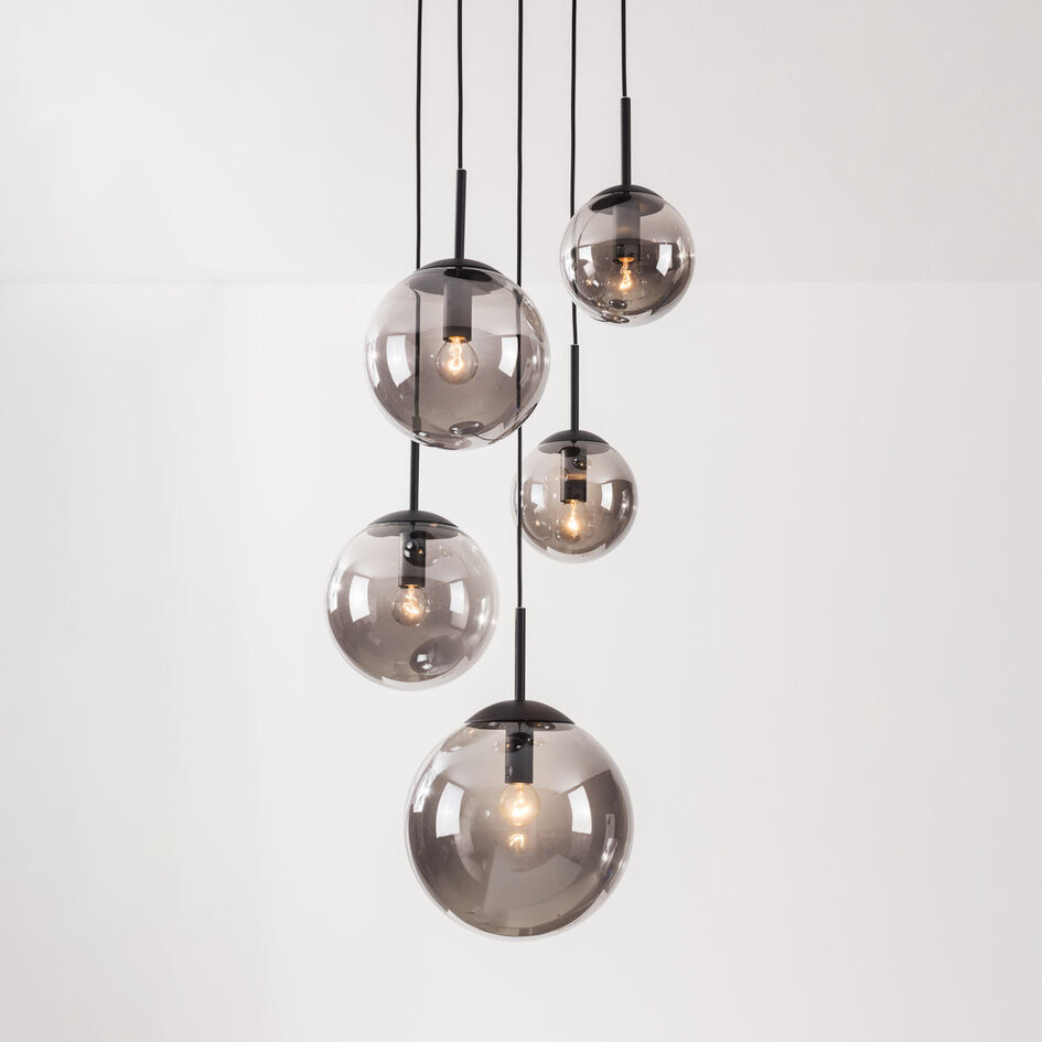 Pendellampa Marui med fem kulor i rökfärgat glas och svarta detaljer