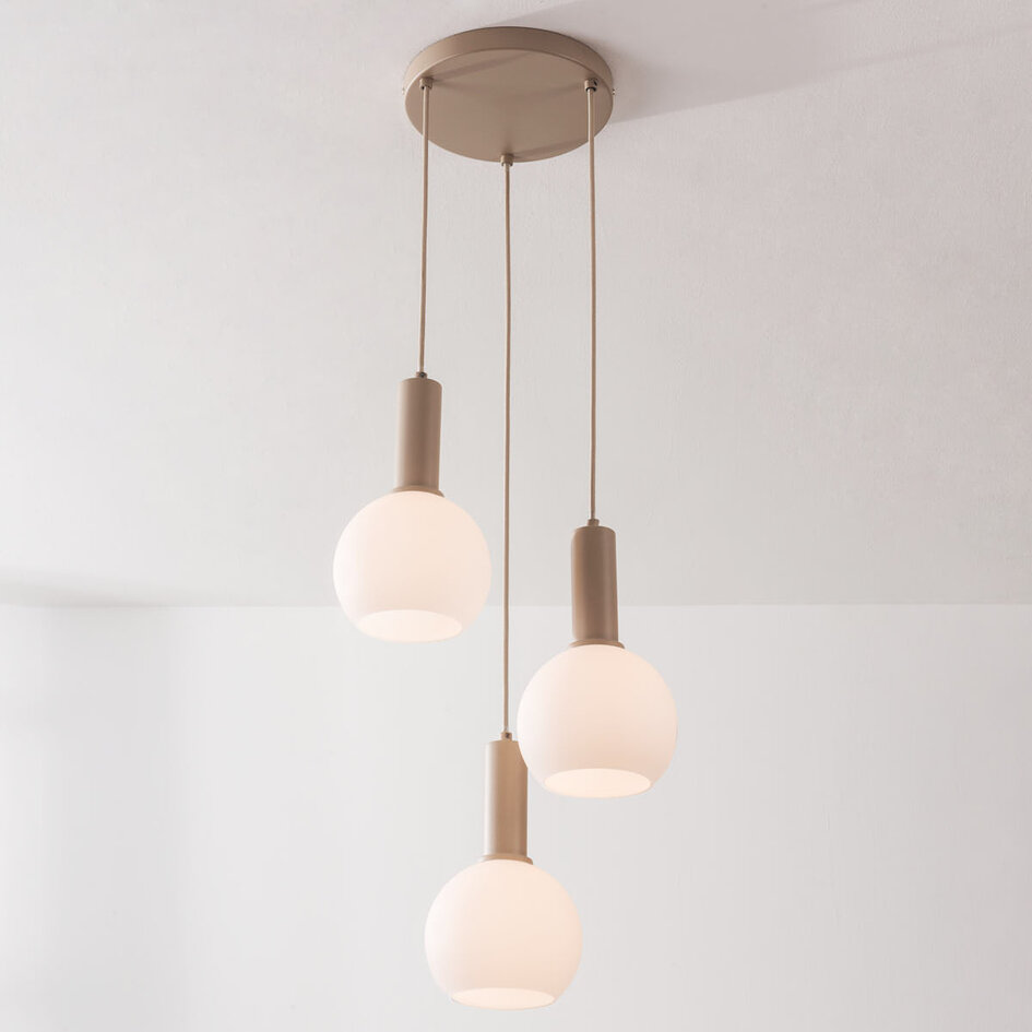 Pendellampa Imme med tre lampor i beige med mjölkvita glasskärmar