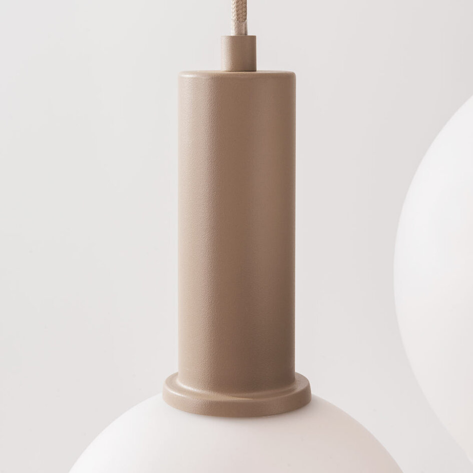 Pendellampa Imme med fem lampor i beige med mjölkvita skärmar