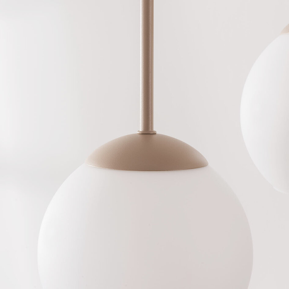 Modern taklampa Carato i beige med fem mjölkvita glaskulor