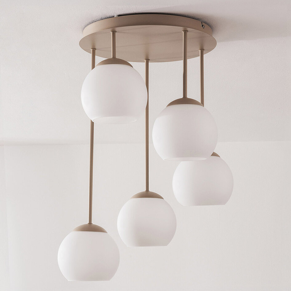 Modern taklampa Carato i beige med fem mjölkvita glaskulor