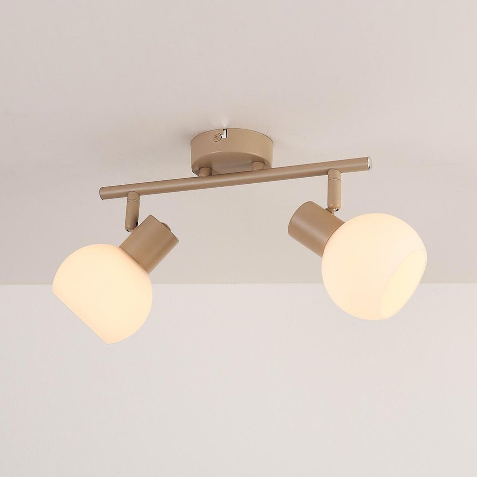 Vridbar taklampa Phiene med två mjölkvita glasskärmar - beige