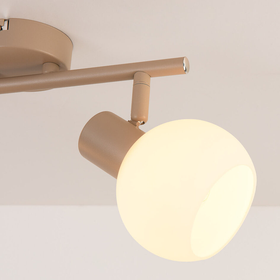 Vridbar taklampa Phiene med två mjölkvita glasskärmar - beige