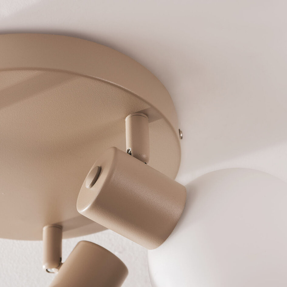 Vridbar taklampa Peri med tre lampor och mjölkvitt glas - beige