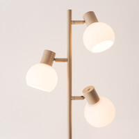 Golvlampa Pieta med 3 vridbara spotlights i mjölkvitt glas