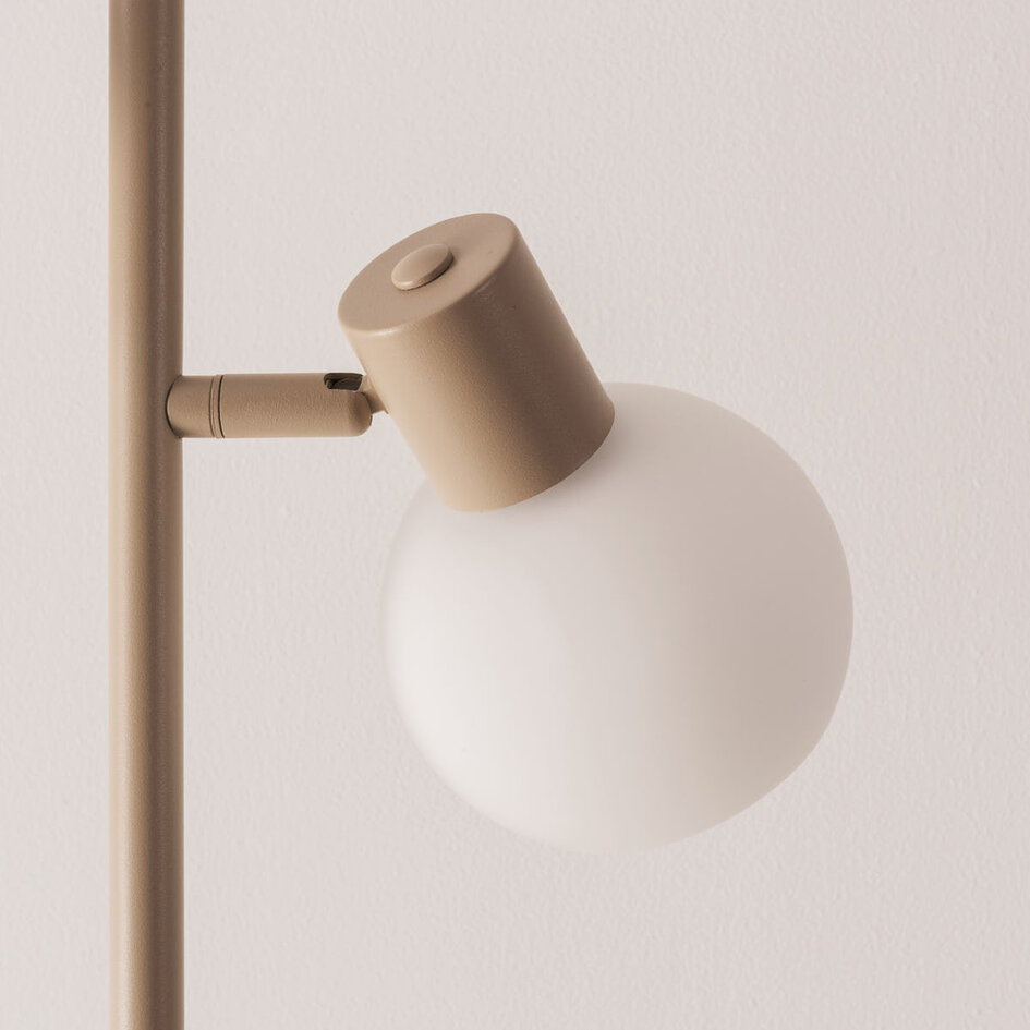Golvlampa Pieta med 3 vridbara spotlights i mjölkvitt glas