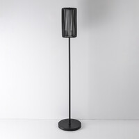 Solcellsdriven stående lampa Chara med flätad design - svart med integrerad LED