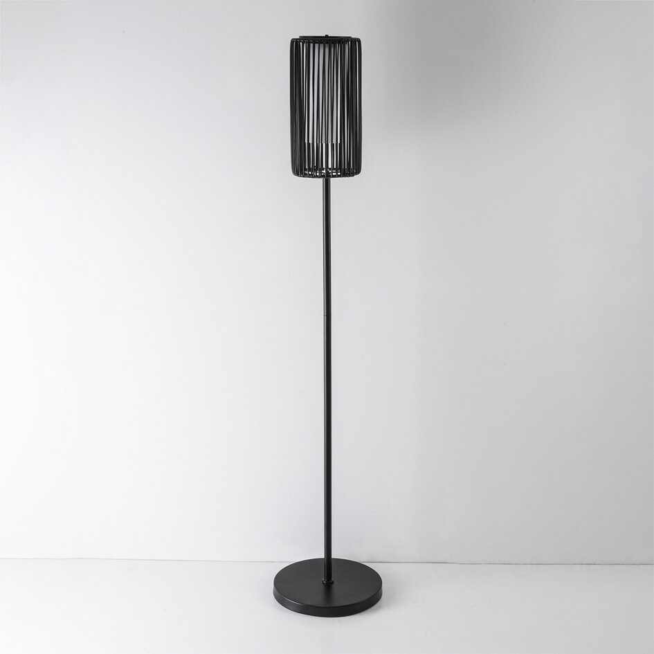 Solcellsdriven stående lampa Chara med flätad design - svart med integrerad LED