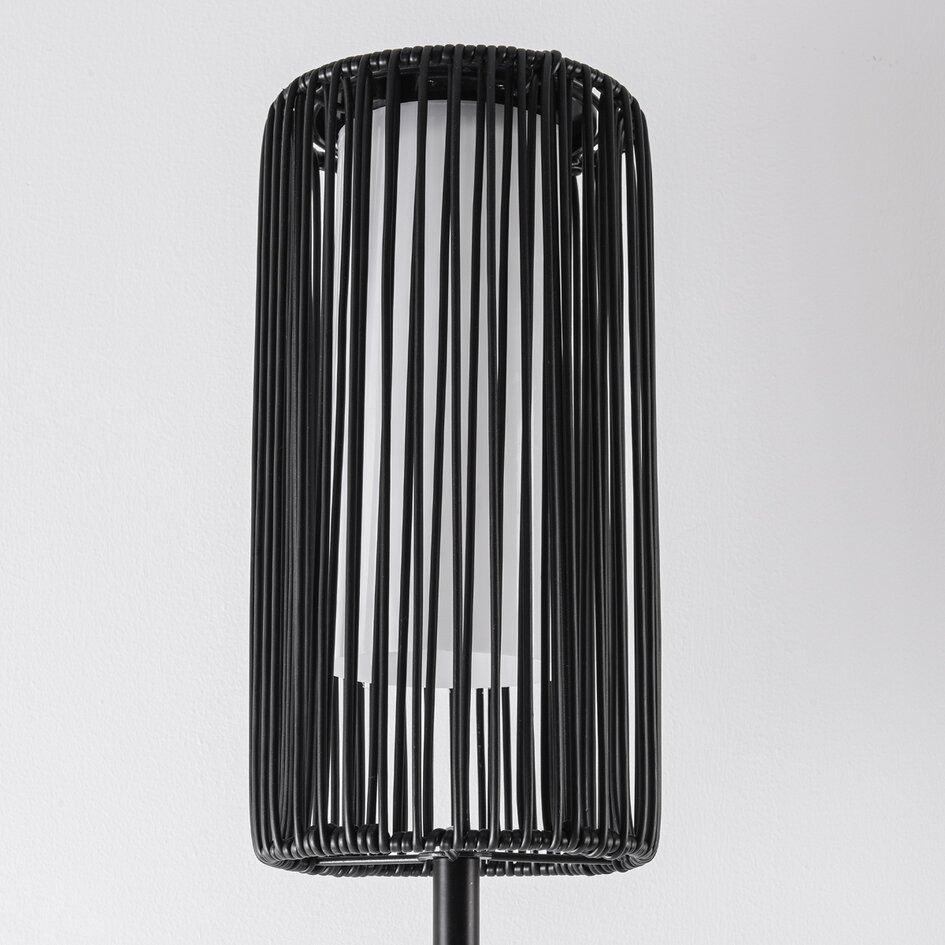 Solcellsdriven stående lampa Chara med flätad design - svart med integrerad LED
