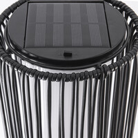 Solcellsdriven stående lampa Chara med flätad design - svart med integrerad LED