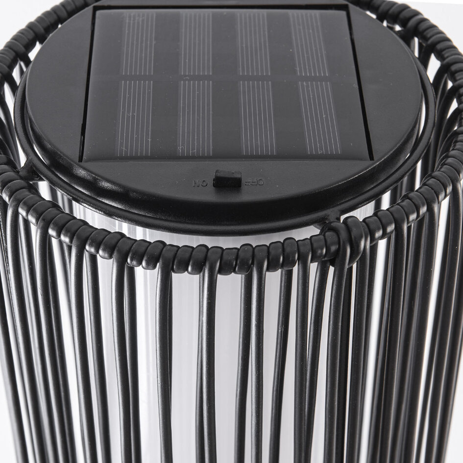 Solcellsdriven stående lampa Chara med flätad design - svart med integrerad LED