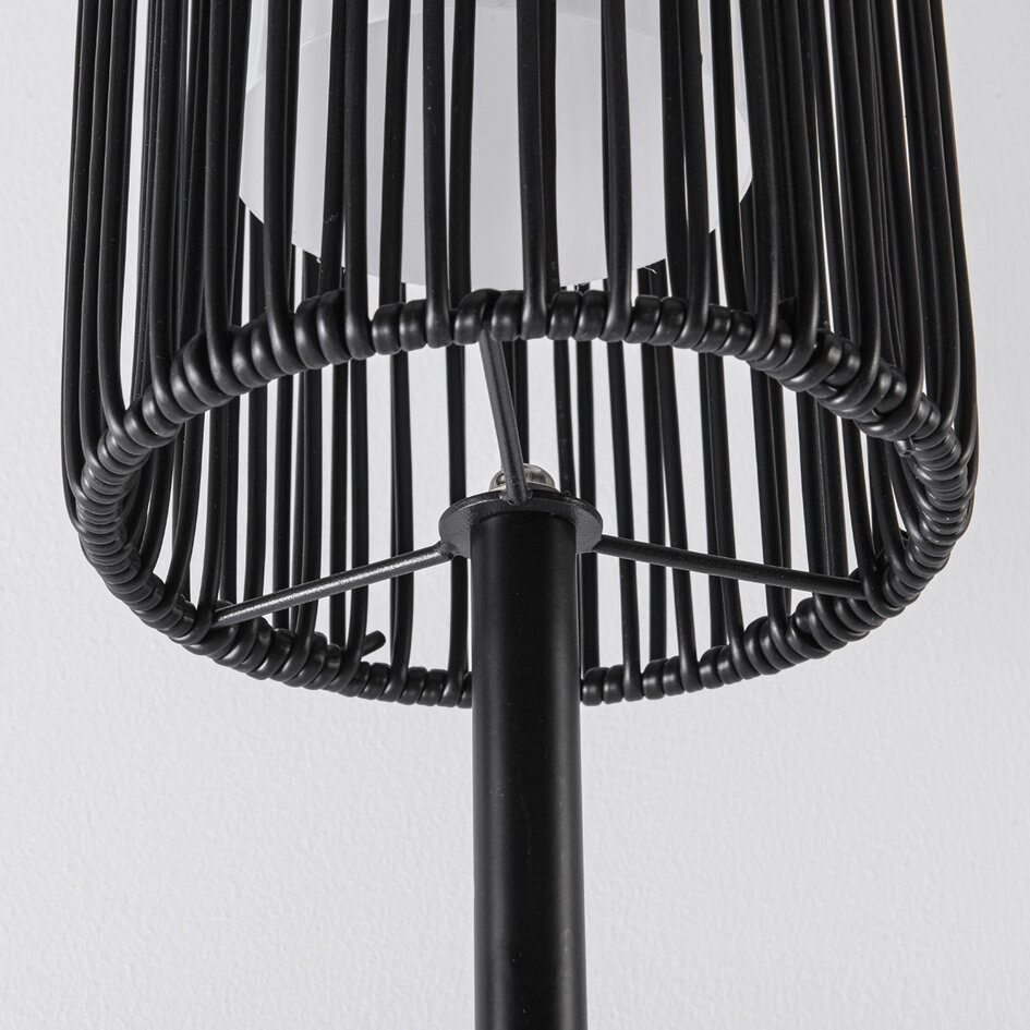 Solcellsdriven stående lampa Chara med flätad design - svart med integrerad LED