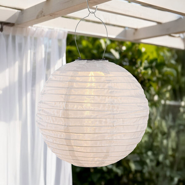 Solcellslampion Kalor – solcellsdriven hänglampa i vit nylon Ø30 cm