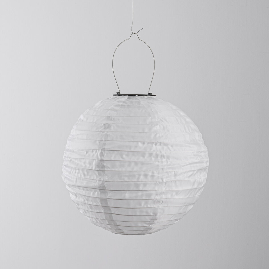 Solcellslykta Kalor – solcellsdriven hängande lampa av vitt nylon Ø30 cm