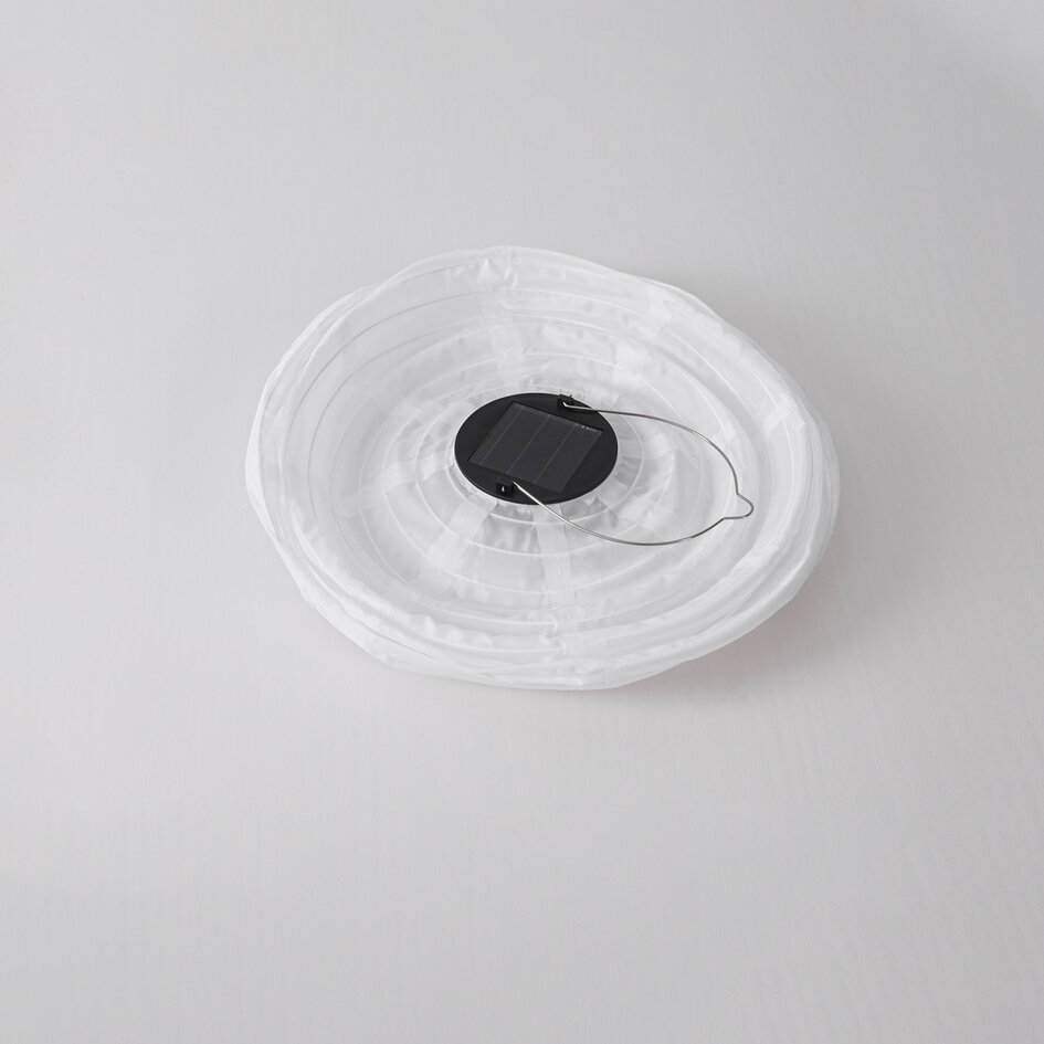 Solcellslykta Kalor – solcellsdriven hängande lampa av vitt nylon Ø30 cm