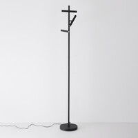 Golvlampa Zhan i svart med tre vridbara spotlights och touchdimmer