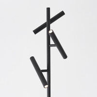 Golvlampa Zhan i svart med tre vridbara spotlights och touchdimmer