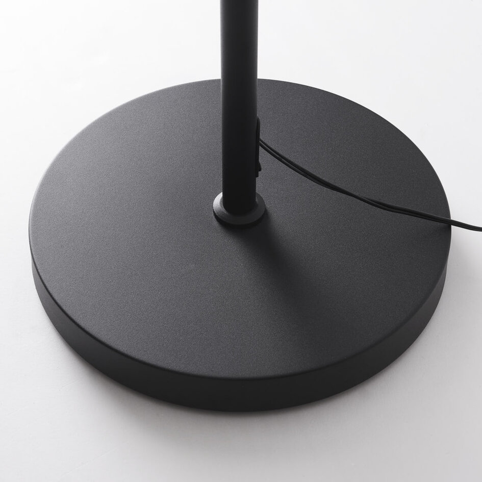 Golvlampa Zhan i svart med tre vridbara spotlights och touchdimmer