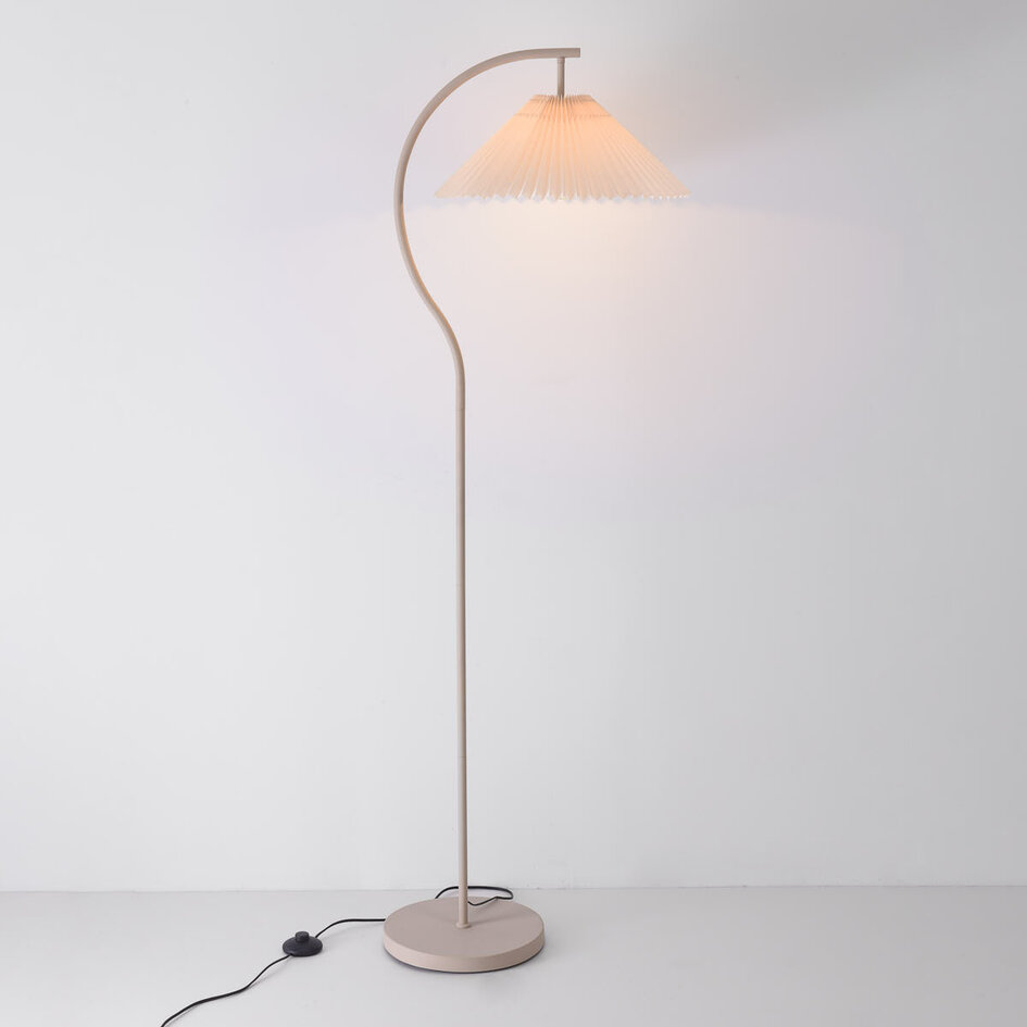 Båglampa Tatsu med veckad tygskärm - beige