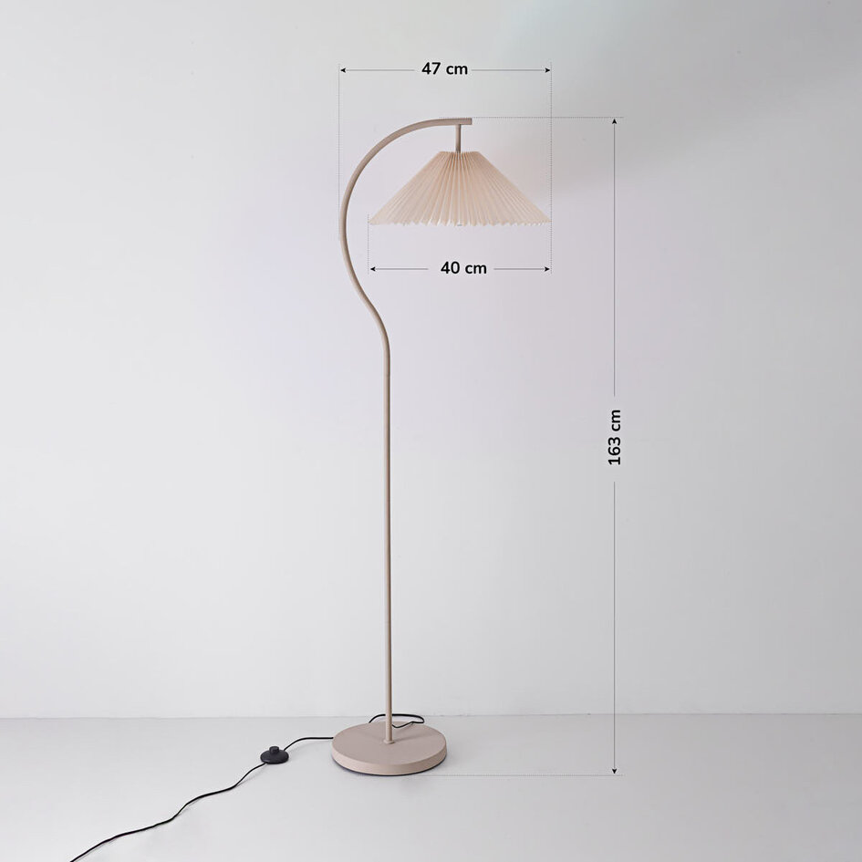 Båglampa Tatsu med veckad tygskärm - beige