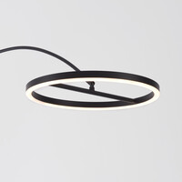 Båglampa Talto i mattsvart med integrerad LED och touchdimmer